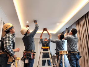 Đội ngũ thợ chuyên nghiệp đang sửa chữa trần thạch cao tại Hà Nội, sử dụng dụng cụ hiện đại trong không gian làm việc sáng sủa, thể hiện quy trình thi công chi tiết và chất lượng cao